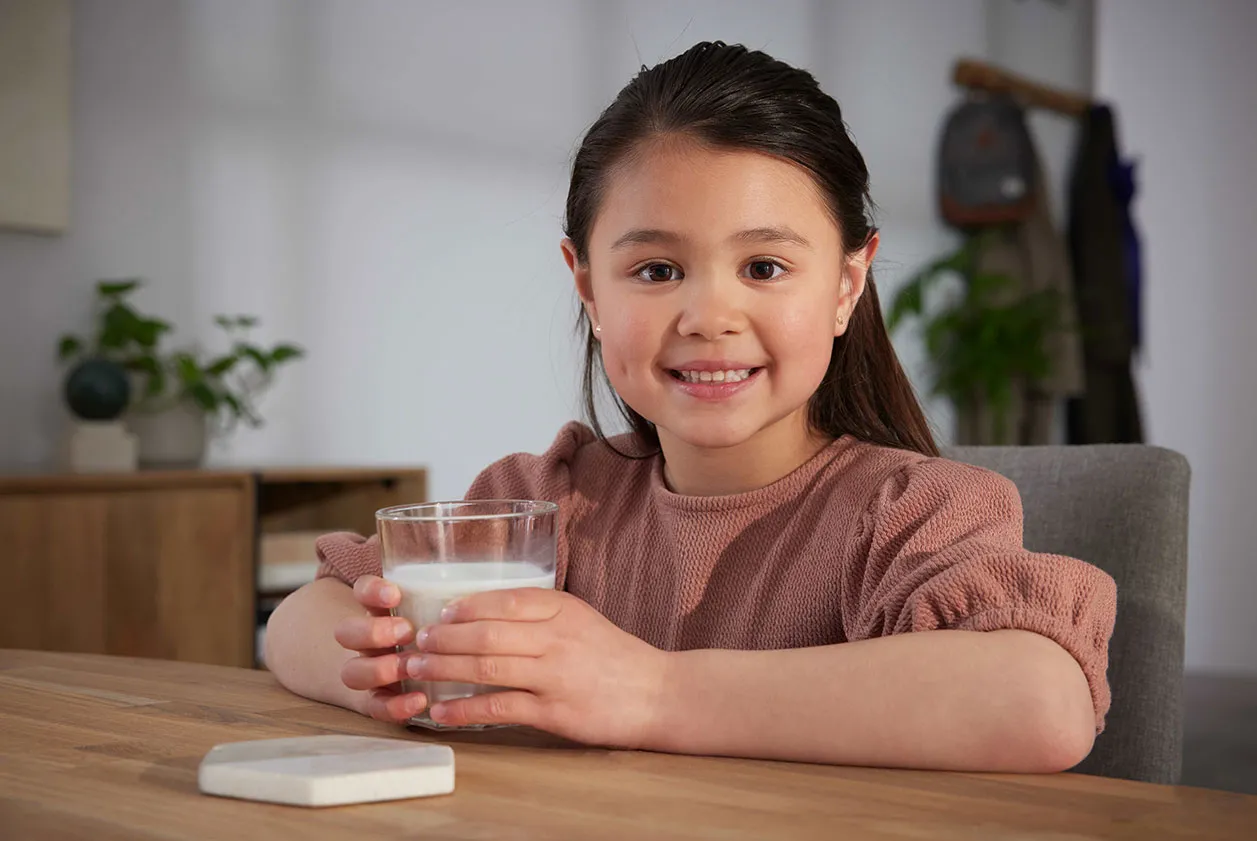 meisje met glas melk